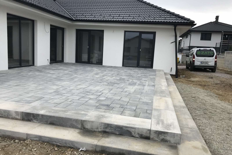 Terasa z blokových schodov 